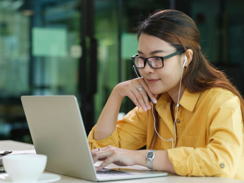 Une personne qui commande sur internet