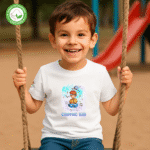 Photo dans le parc du TShirt Bio pour garçon "Cosmic Kid" Original