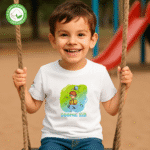 Photo dans le parc du TShirt Bio pour garçon "Cosmic Kid" Vert
