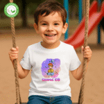 Photo dans le parc du TShirt Bio pour garçon "Cosmic Kid" Violet