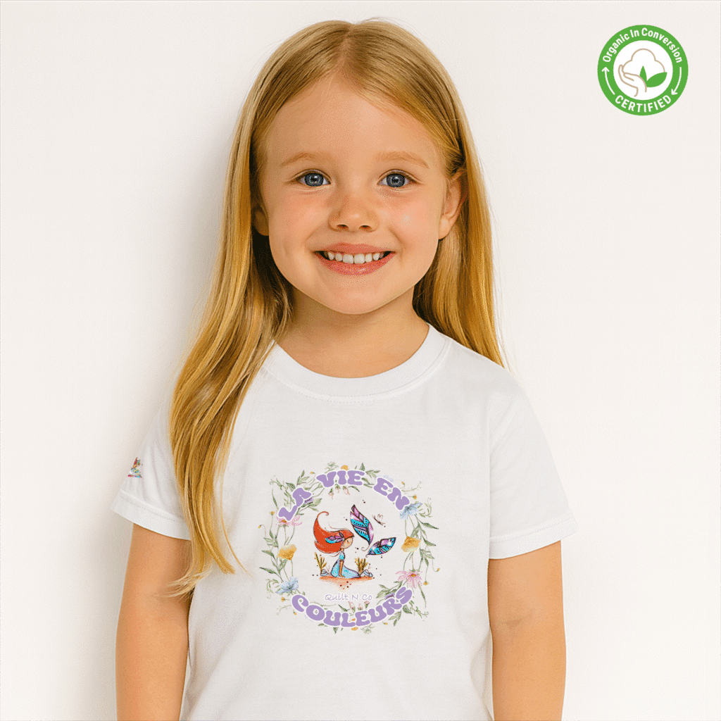 Photo en studio du TShirt Bio pour fille "La Vie En Couleurs"